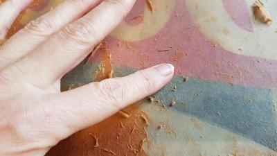 L'argile permet d'enlever les dernières traces de colle