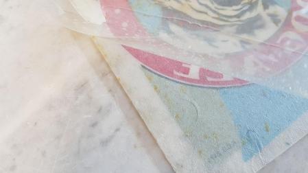 Le plastique est ôté en faisant un rouleau