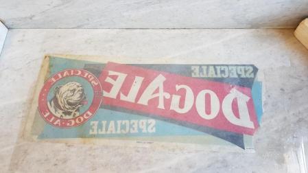 L'affiche posée à l'nvers sur le marbre