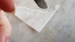 Le pourtour est gratté avec un scalpel