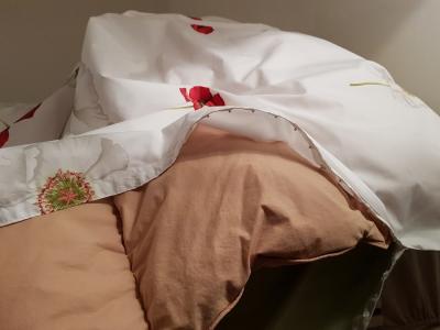 Le coin de la couette est glissé dans le coin de la housse