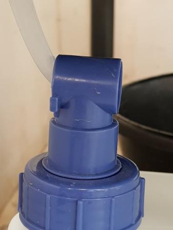 Le robinet a été retiré pour laisser passer le fin tuyau d'eau