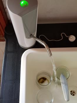 Le robinet en fonctionnement pompe dans le jerrican