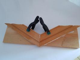 Deux moulures de porte collées à plat