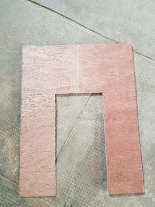 Le fond de la niche encadrera une porte miniature