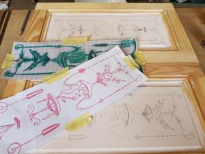 Les dessins sont reproduits sur la peinture de fond