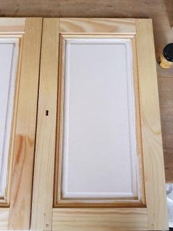 La peinture de fond des portes