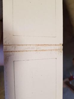 Un tiroir latéral peint en blanc
