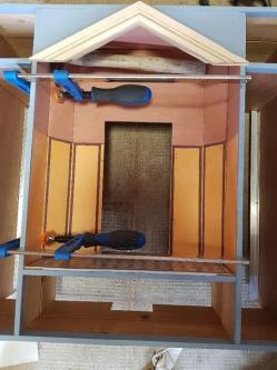 Le fond de la niche en travaux de collage