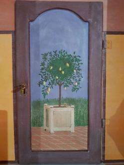 Petite porte avec vue sur un citronnier