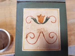 Le petit tiroir barbouillé de cire à patiner
