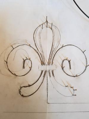 Le dessin cloué sur une chute de bois