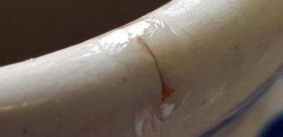 Le bouchage au vernis sur le bord supérieur