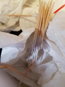 Il faut changer de cure-dent à chaque pointe de pigment ajoutée