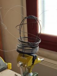 Le fil de fer de 1,4 mm est placé autour du squelette
