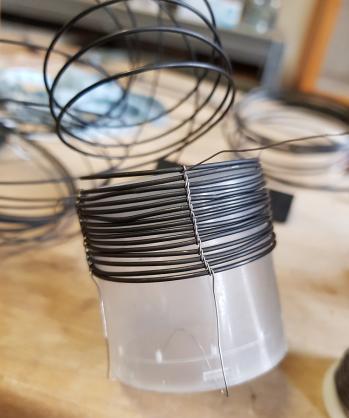 Le soquet est fabriqué autour d'un capuchon en plastique