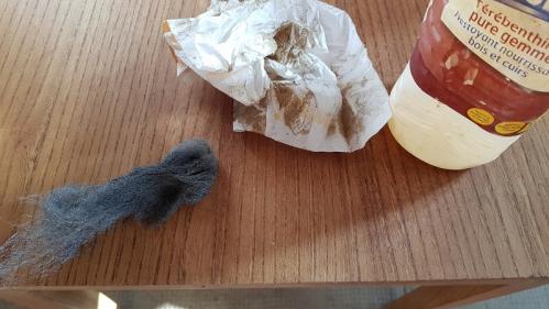 Le décirage du plateau de la petite table