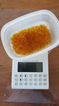 Gomme Shellac en paillette recouverte d'alcool